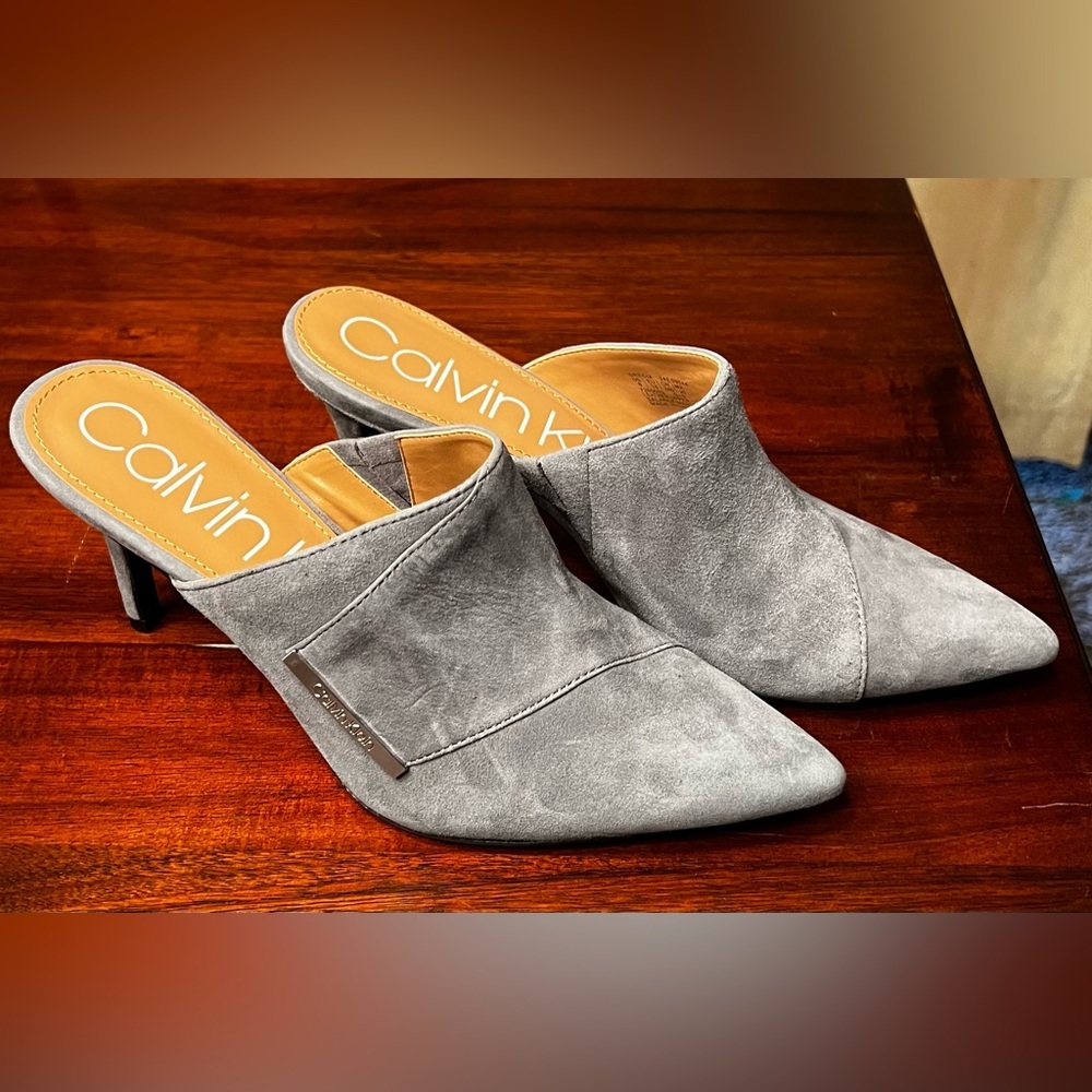 GUC Calvin Klein Women's Grecia grey suede pointed-toe mule Women’s size 8
